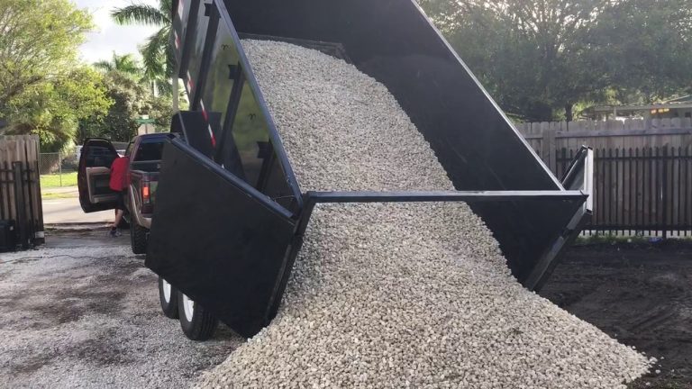 Dump tralier gravel